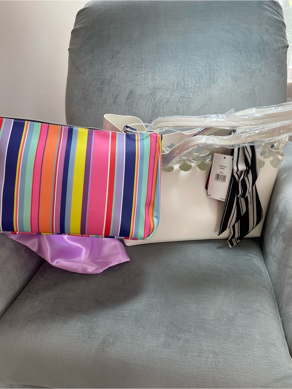 Betsey Johnson RARE White Cutout Tote NWT with removable colorful clutch & scarf - Picture 13 of 17